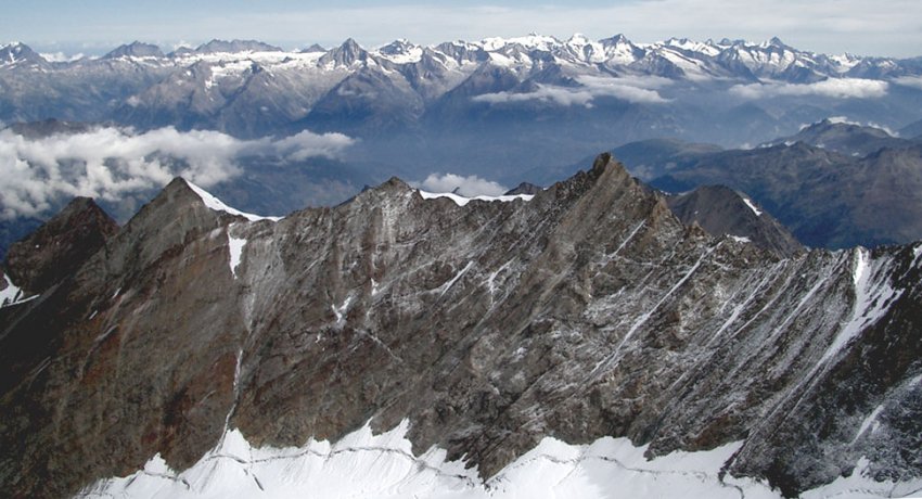 Nadelgrat and Durrenhorn ( 4035 metres ) at left