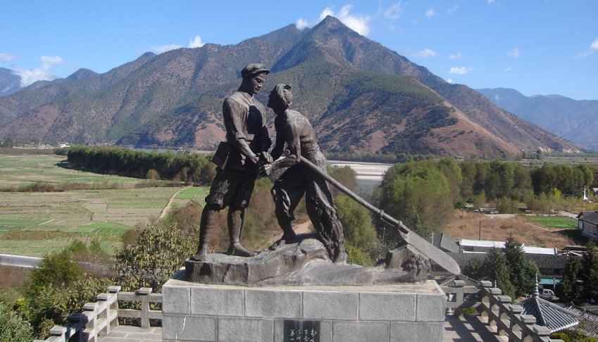 Statue at Shigu overlooking "First Bend" in Yangtse River 