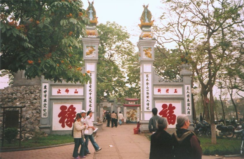 Entrance Gateway to Jade Mountain Temple ( Ngoc Son ) in Sword Lake ( Ho Hoan Kiem )
