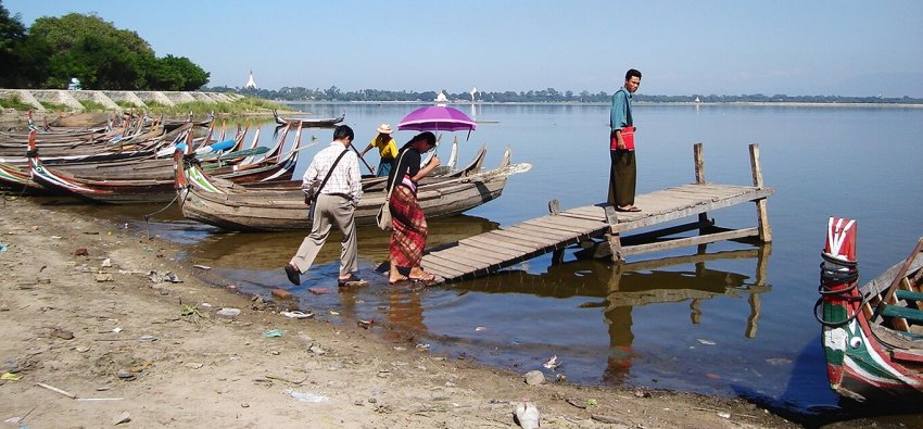 Burmese and boats at Taung-thaman Lake at Amarapura near Mandalay in northern Myanmar / Burma