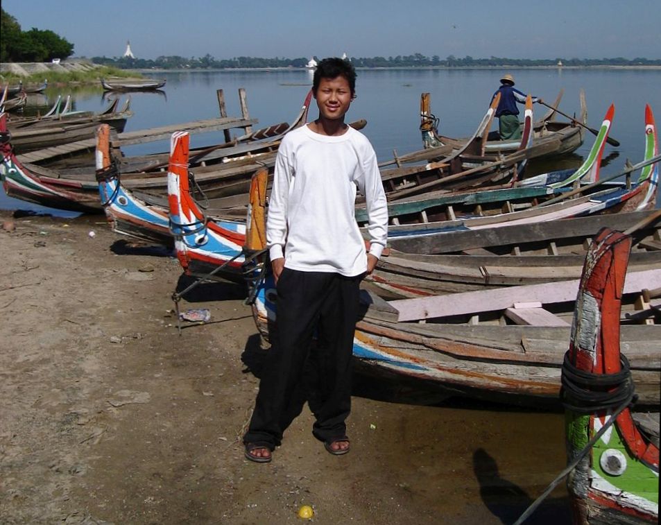 Burmese at Taung-thaman Lake at Amarapura near Mandalay in northern Myanmar / Burma