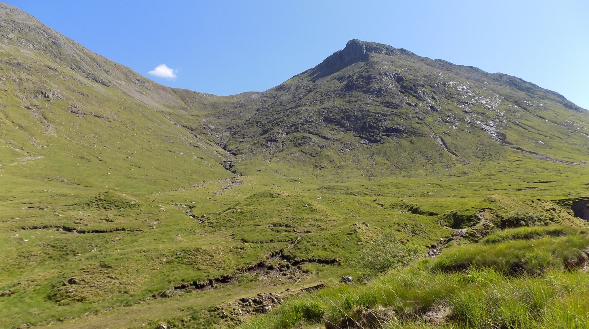 Descent route from Stob na Broige to the Lairig Gartain