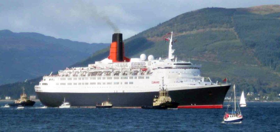 RMS Queen Elizabeth 2 ( QEII ) in the Firth of Clyde