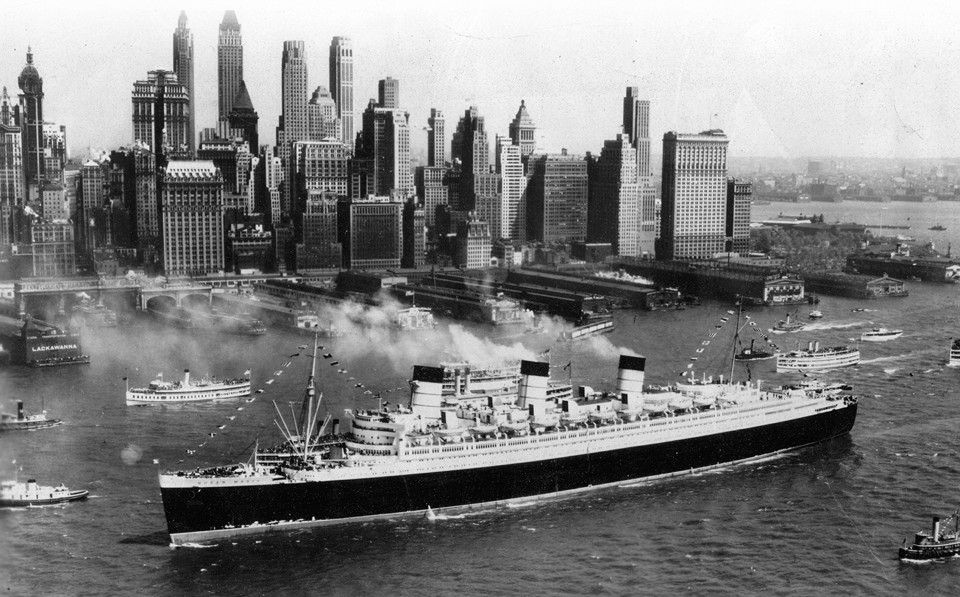 RMS Queen Mary arriving at New York