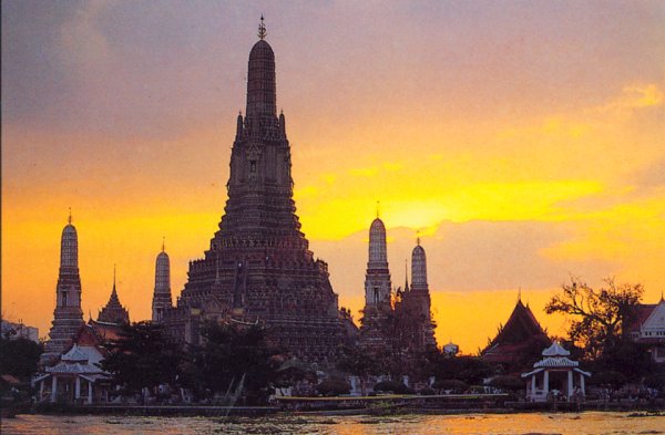 Sunset at Wat Arun, the Temple of Dawn, in Bangkok, Thailand