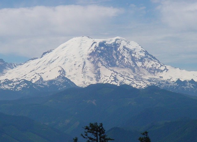 Mount Rainier ( 4392m ) Pacific Ranges, Washington State, USA from Colquhoun Peak