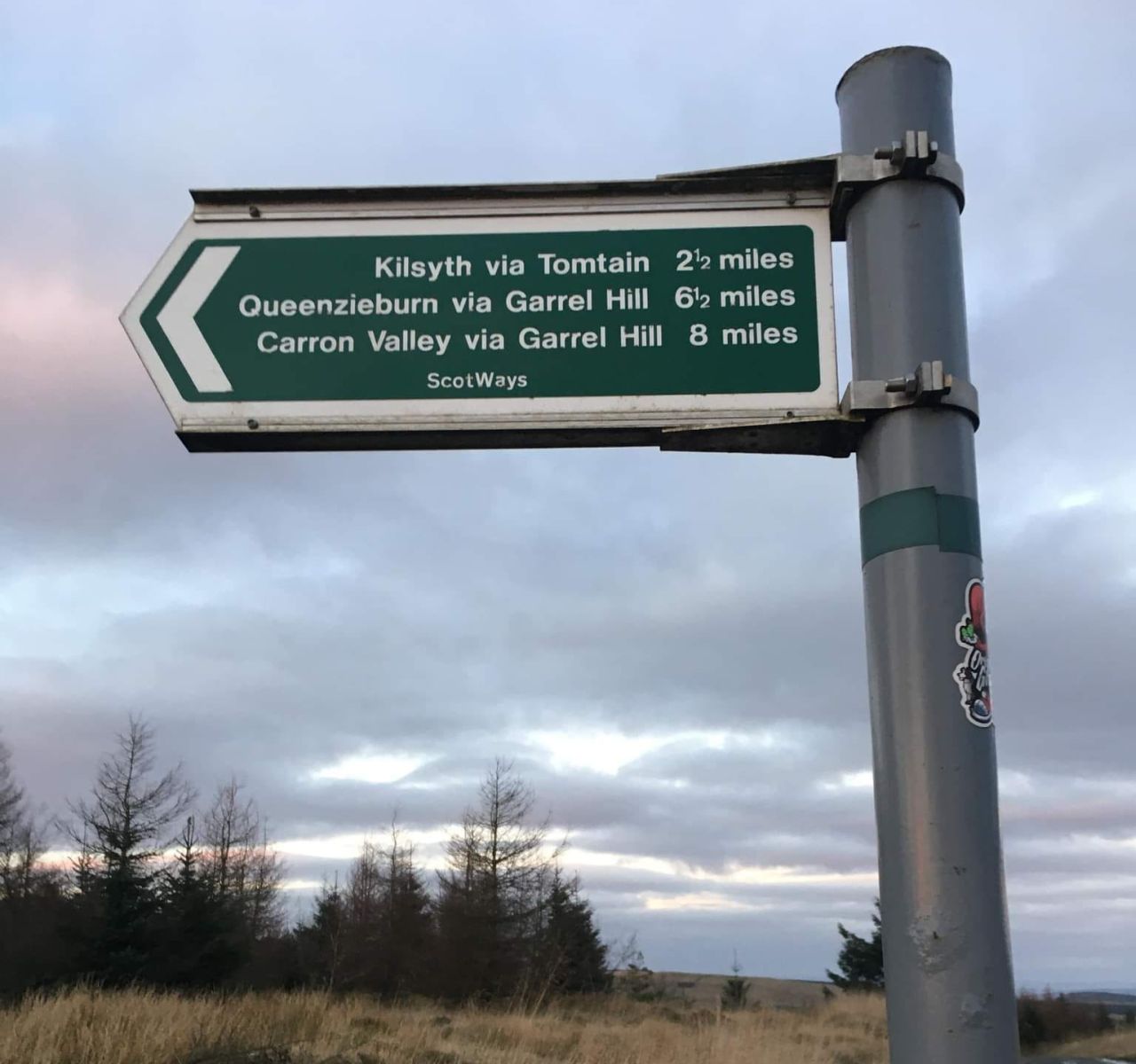 Signpost to Tomtain