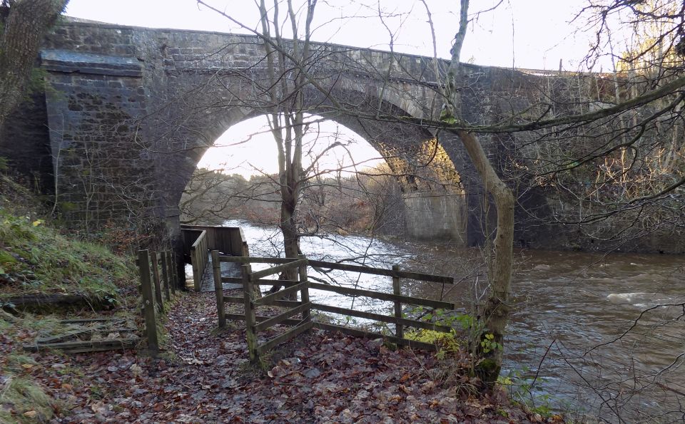 Torpichen Bridge over River Avon